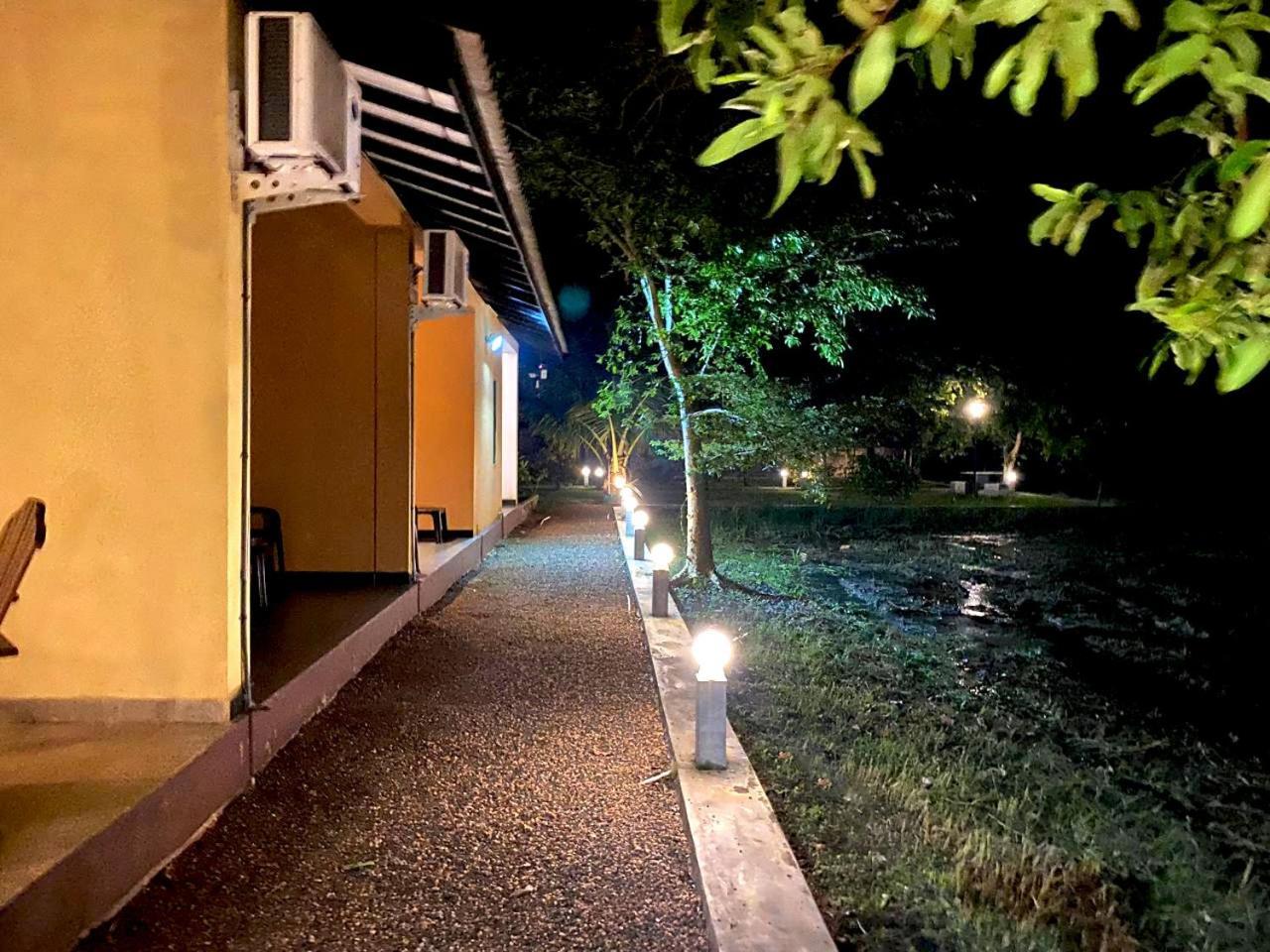 אנוראדפורה Athyantha Resort מראה חיצוני תמונה