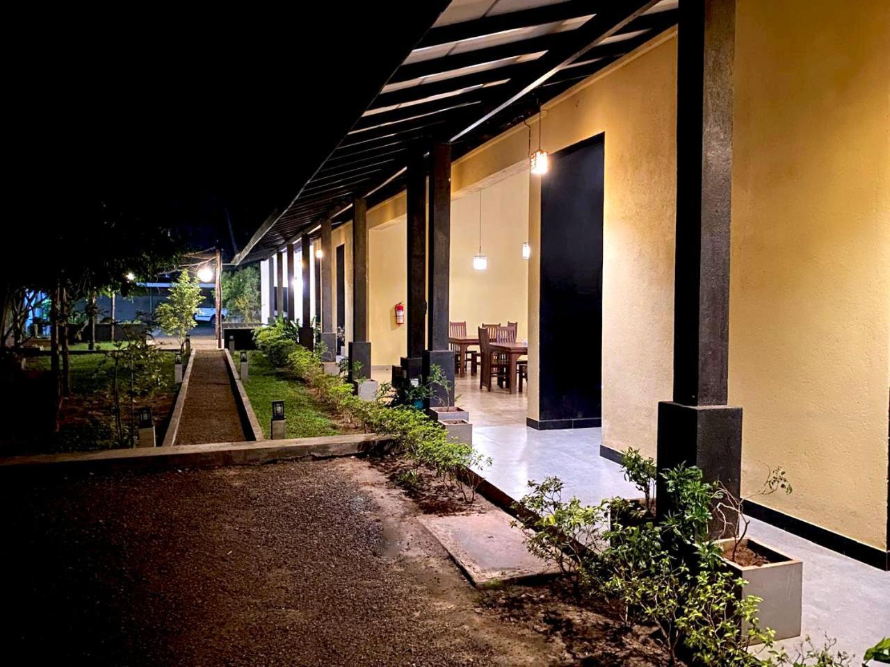 אנוראדפורה Athyantha Resort מראה חיצוני תמונה