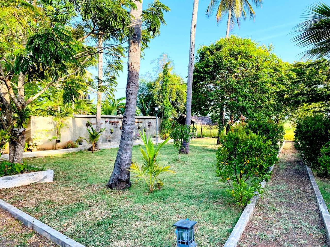 אנוראדפורה Athyantha Resort מראה חיצוני תמונה