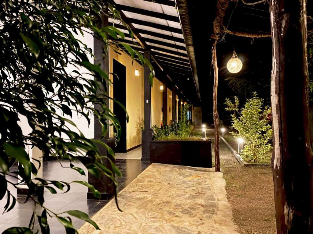 אנוראדפורה Athyantha Resort מראה חיצוני תמונה