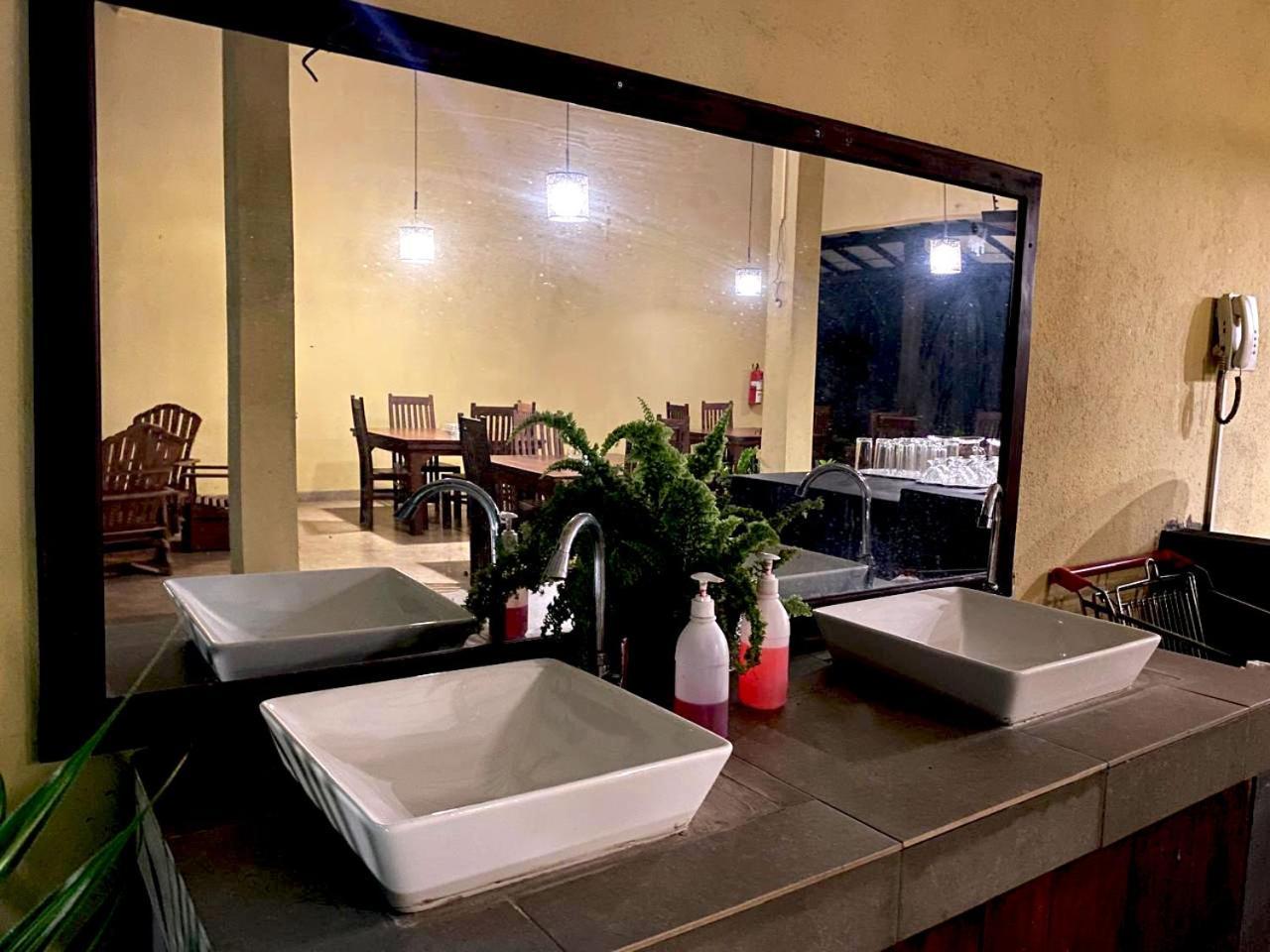 אנוראדפורה Athyantha Resort מראה חיצוני תמונה