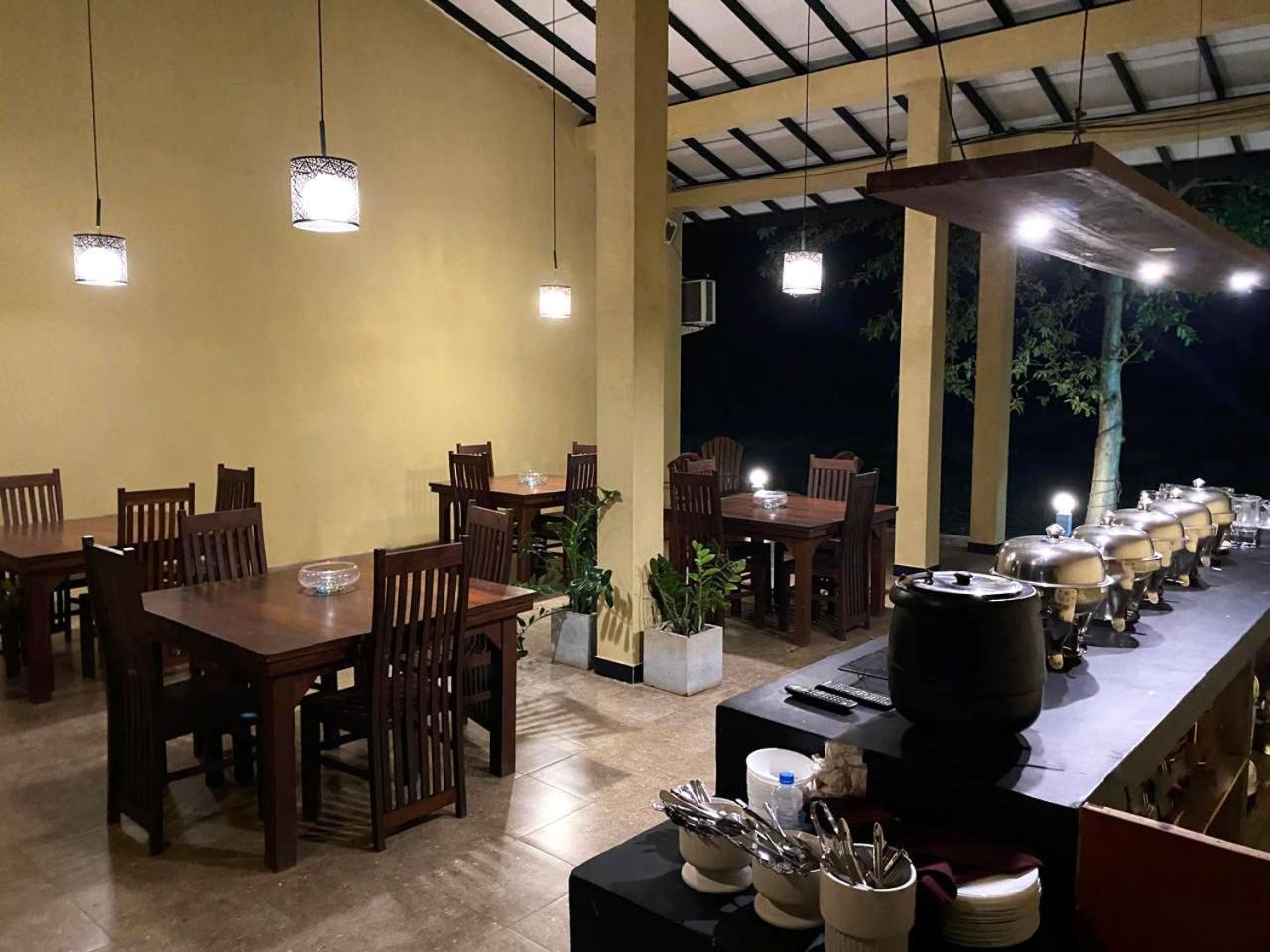 אנוראדפורה Athyantha Resort מראה חיצוני תמונה